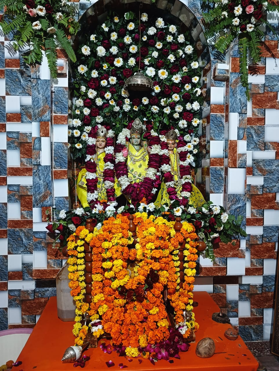 मंदिर प्रांगण